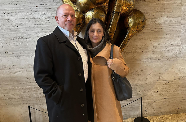 埃內斯托和阿曼達．魯伊斯（Ernesto and Amanda Ruiz）夫婦於4月3日紐約市林肯中心大衛寇克劇院首次觀賞了神韻演出。(攝影/看中國/Anna Lin)