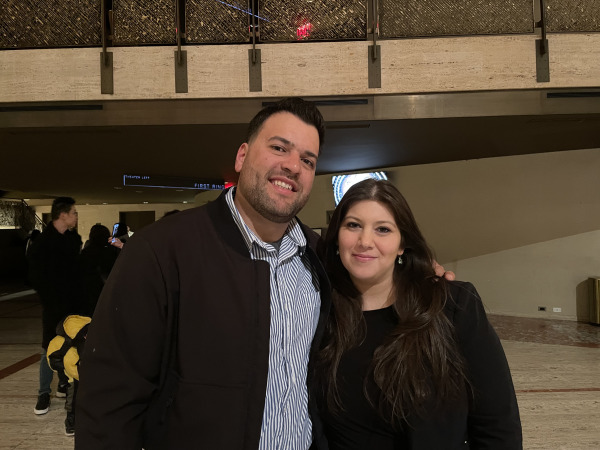 来自纽约长岛的泽维尔・莫拉莱斯（Xavier Morales）和太太观看了4月6日在纽约市林肯中心大卫寇克剧院的神韵演出。（摄影/看中国/Kyle）