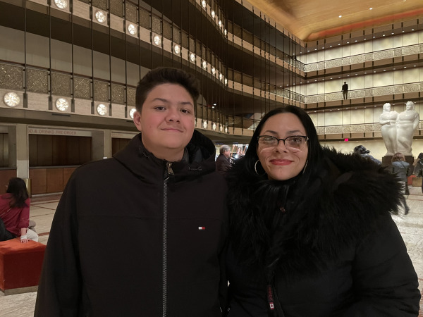 麦乐迪・里维拉（Melody Rivera）和十三岁的儿子一起观看了4月6日在纽约市林肯中心大卫寇克剧院的神韵演出。（摄影/看中国/Kyle）