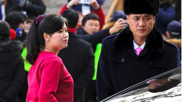 2018年2月8日，朝鲜三池渊交响乐团队长玄松月（左）抵达平昌冬奥会冰上场馆主办城市江陵市的江陵艺术中心。
