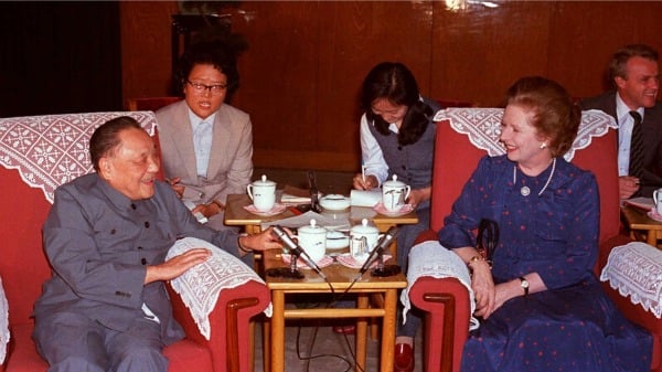 1982年邓小平接见英国首相撒切尔夫人时说，关于主权问题，中国政府在这个问题上没有回旋余地……否则就不能向人民交代……人民就没有理由信任我们，“任何中国政府都应该下野，自动退出政治舞台，没有别的选择！”程翔驳斥指，邓小平说得很大义凛然。按照此说法，同样道理，不收回北方领土，中共就应该“自动退出政治舞台，没有别的选择。”（Getty Images）