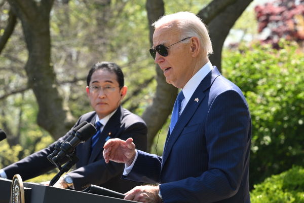 2024年4月10日，日本首相岸田文雄在华盛顿特区白宫玫瑰园举行的联合新闻发布会上听取美国总统乔·拜登的讲话。