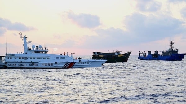 中国海警和 民兵船3月23日拦阻菲律宾补给船（中）前往仁爱暗沙