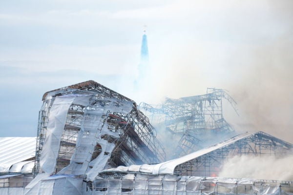 突發：丹麥標誌建築燃燒「巴黎聖母院悲劇重演」(視頻組圖)