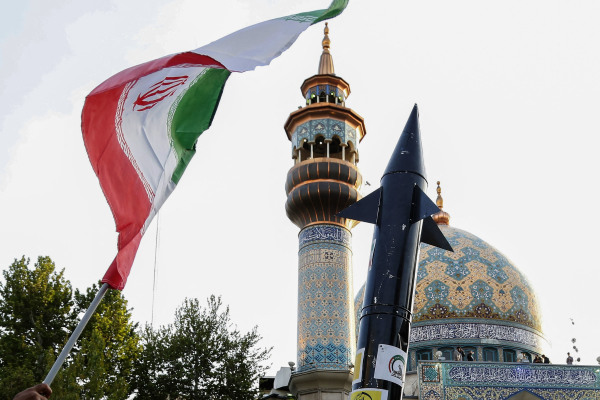 4月15日，伊朗人在德黑兰市中心庆祝对以色列发动大规模导弹和无人机袭击。