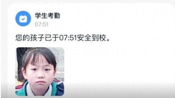 大陆云南8岁小女孩上学放学考勤照判若两人。