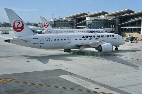 2024年3月11日，一架日本航空公司的波音787飞机停在洛杉矶机场。