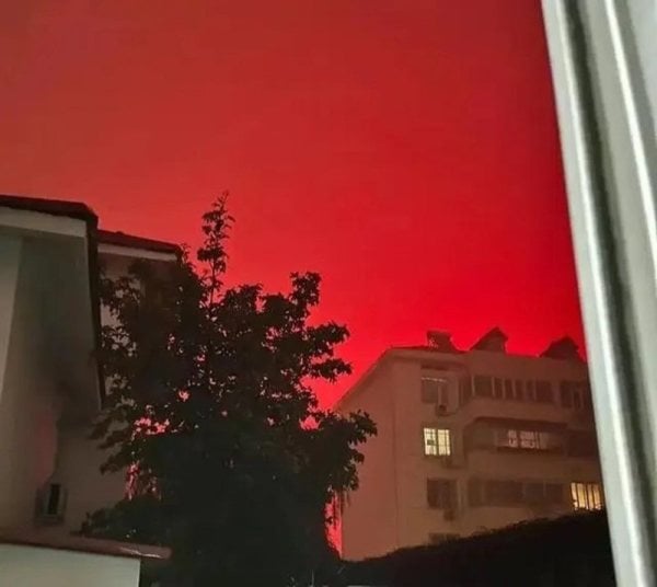 武汉香港路凌晨惊现诡异“血色天空”