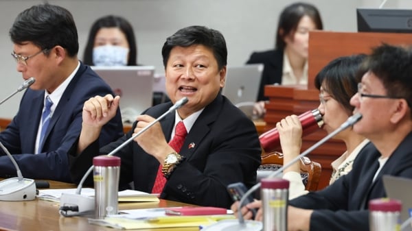 国民党立法院党团总召傅崐萁（中）4月17日证实下周将率团赴中国访问。