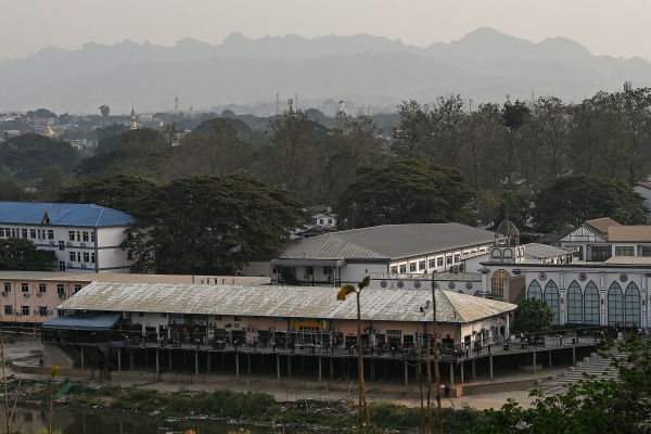 2024年4月11日，從泰國湄索县一側俯瞰緬甸邊境貿易口岸苗瓦迪全景。