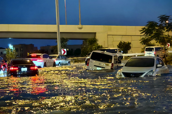 4月17日，迪拜暴雨过后洪水淹没道路。