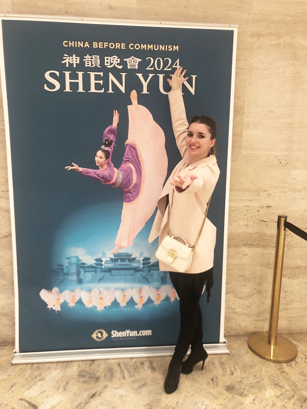 2024年4月11日，来自乌克兰的职业交谊舞教练安娜(Anna)首次观赏神韵在林肯中心大卫寇克剧院的演出。（摄影/ 看中国/ Ryan Wu）