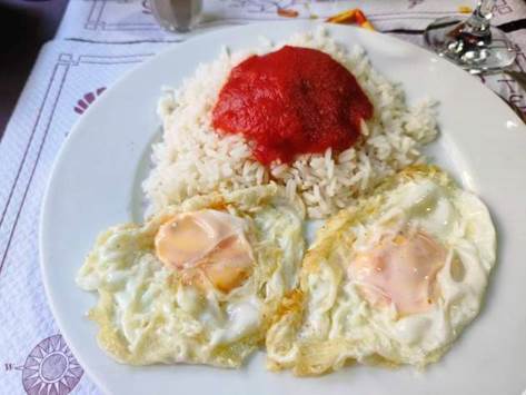 在特里亞卡斯特拉點的番茄醬、蛋、白米飯，很難忘的一餐
