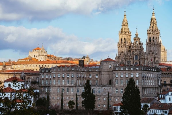 圣地亚哥-德孔波斯特拉是西班牙加利西亚自治区的首府