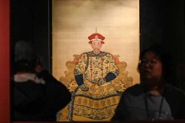 身穿朝服的康熙皇帝复制品。