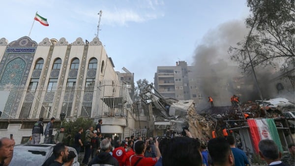 2024年4月1日，叙利亚官方媒体称，以色列袭击了伊朗驻大马士革伊朗领事馆附属建筑。图为紧急救援人员和安全人员在废墟中进行搜寻。