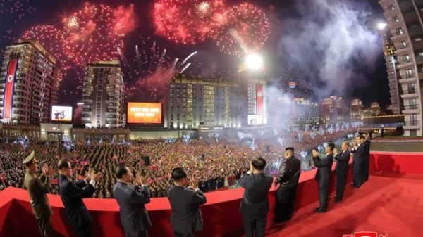 朝鲜10000套新宅竣工的仪式，宛如嘉年华会。