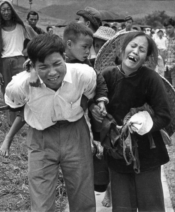 1962年大逃港，陳橋在上水華山拍下一對夫婦哭別離，丈夫Yip Yat-yin在香港當工人，妻子帶同兩名子女來港團聚。最後妻子被遺返大陸。（陳橋攝，《南華早報》授權使用。）