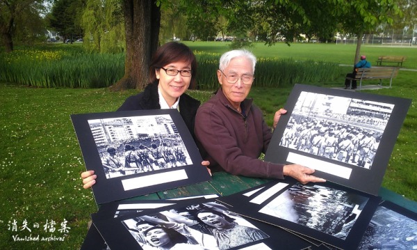 橋叔2013年5月15日接受《消失的檔案》訪問，展示他在六七暴動拍攝的經典圖片。（羅恩惠提供）