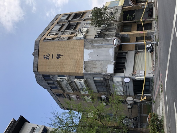 花蓮3日發生芮氏規模7.2地震，北濱街花一邨大樓鐵門變形、樓梯扭曲，受損嚴重。