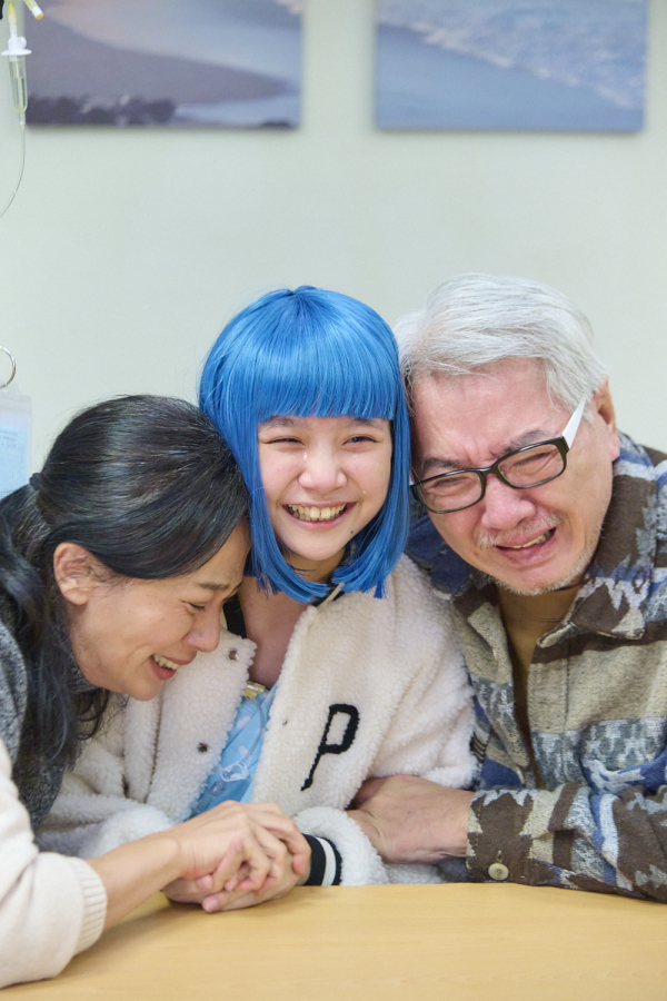 台湾导演魏德圣探讨儿癌议题的电影《BIG》，珈农战胜白血病，一家人喜极而泣。