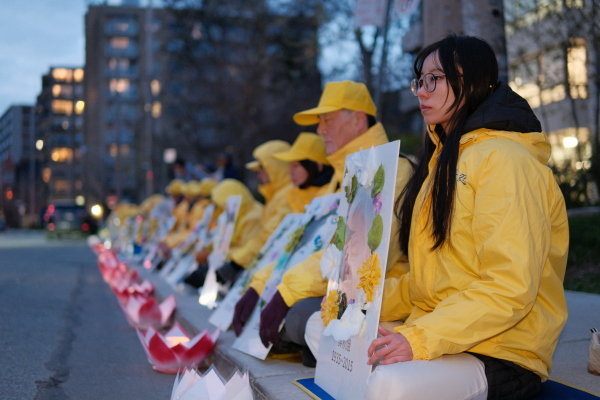 2024年4月20日，加拿大多倫多法輪功學員在多倫多中領館前舉行紀念425二十五周年燭光悼念。（看中國Jerry攝）