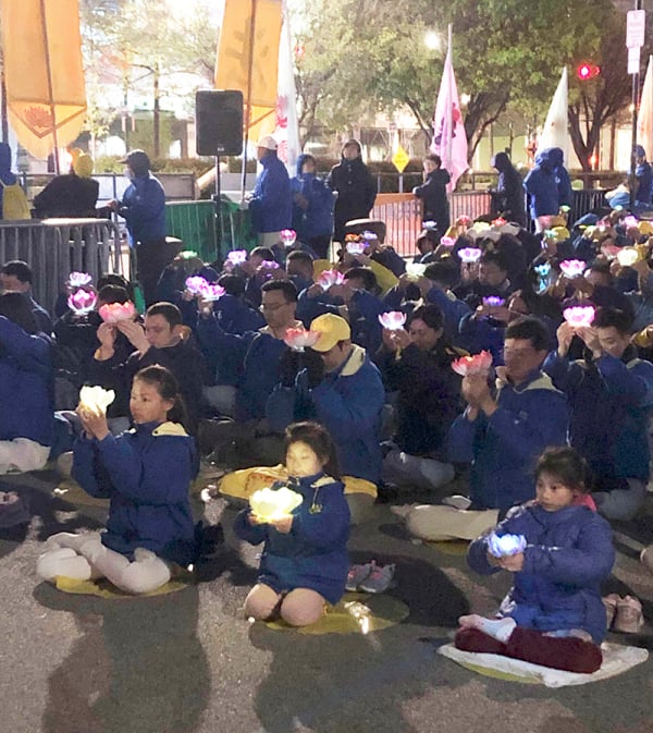 4月21日晚，數百名紐約法輪功學員來到紐約中領館前，舉行燭光守夜，紀  念「四‧二五」和平上訪25週年。（攝影/看中國/Ryan)