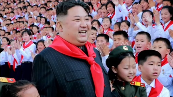 朝鲜赞扬金正恩国务委员长的新歌《亲切的父亲》的音乐视频中一幕。