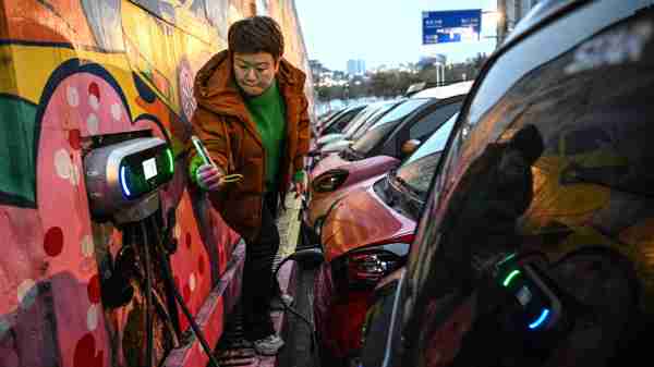 中國國務院要求取消各地新能源汽車（電動汽車）購買限制。