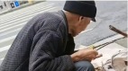 85歲老人擺攤被收10元攤位費網友看呆(圖)