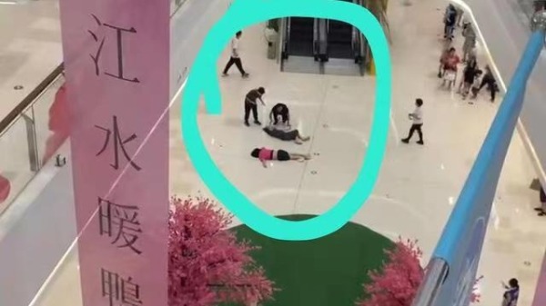  廣州女子商場跳樓砸人
