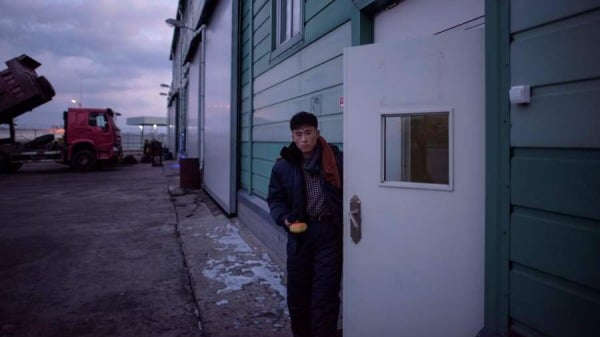 2017年11 月20 日，一名朝鮮工人離開位於東北部城市羅先市羅津港的俄朝聯合羅先聯運煤炭港口的倉庫，靠近中俄邊境。（圖片來源：ED JONES/AFP via Getty Images）