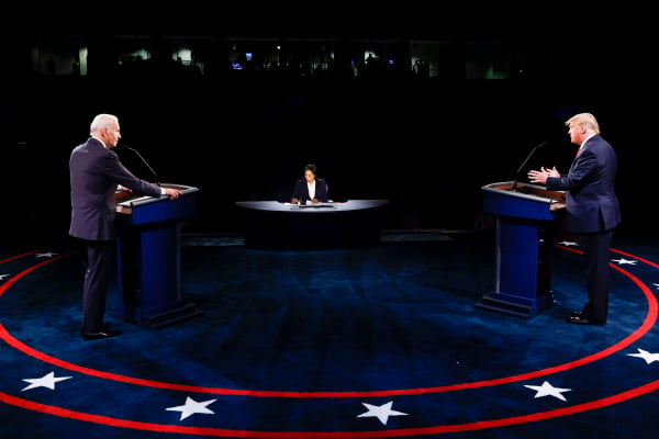 2020年10月22日，美国总统川普和民主党总统候选人拜登参加最后一场总统辩论。