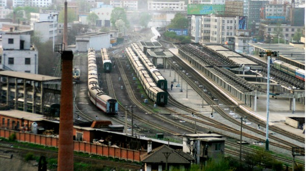 2004 年 4 月 24 日，在中國丹東，在與朝鮮新義州鎮接壤的丹東火車站看到中國火車