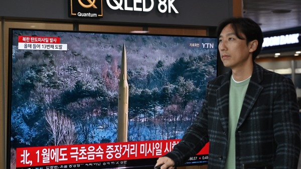4月2日，首尔一个火车站电视播放朝鲜试射导弹新闻。