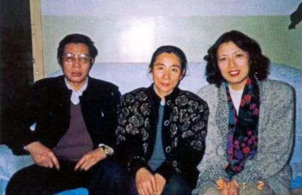 90年代，张宁（右）回国探亲，与林豆豆（中）、张清霖夫妇在一起