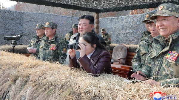 朝鮮領導人金正恩攜女兒金主愛現場指導傘兵訓練。(圖片來源：朝鮮官媒)