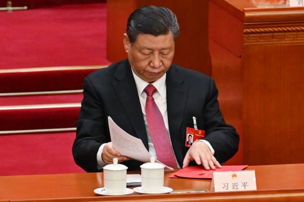 2024年3月11日，习近平在北京人民大会堂举行的第十四届全国人民代表大会闭幕会议上收起文件。