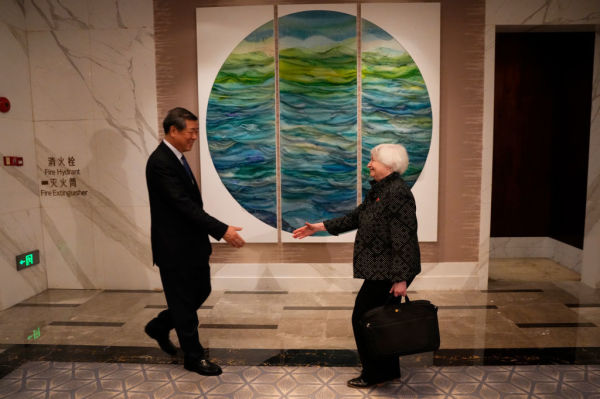 2024 年 4 月 5 日，中國國務院副總理何立峰（左）在中國廣州舉行工作晚宴前會見美國財政部長珍妮特耶倫。 在中美關係緊張之際，美國財政部長珍妮特耶倫正在中國進行為期五天的貿易談判。