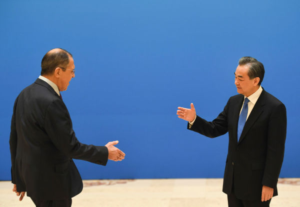 俄罗斯外长拉夫罗夫与中国外长王毅会面。