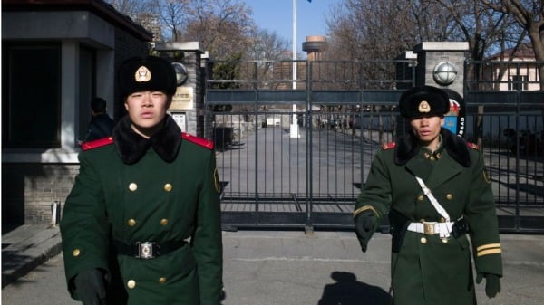 2016年1月13日，准军事警卫站在瑞典驻北京大使馆门前。