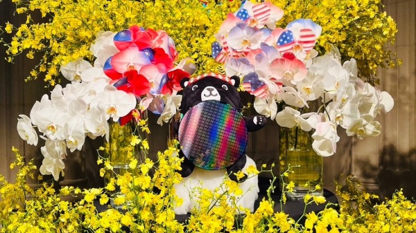 图说2：驻美台北经济文化代表处提供的花卉作品。 