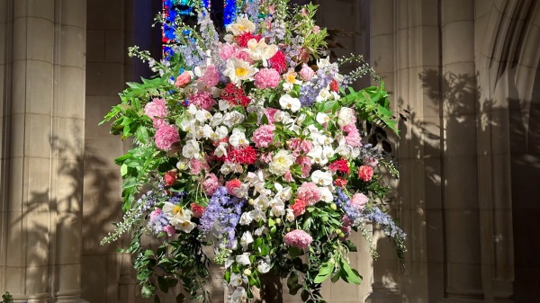 图片UK:英国驻美大使馆提供的花卉作品。（摄影：陈雷提供）