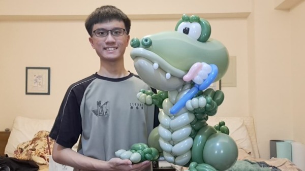 台灣高二生顏睿軍日前在美國氣球公司Qualatex指定色氣球創作比賽，以作品「鱷魚」獲得「仙人掌綠」組冠軍