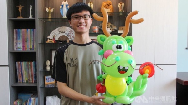 台灣高二生顏睿軍日前在美國氣球公司Qualatex指定色氣球創作比賽，以作品「鱷魚」獲得「仙人掌綠」組冠軍