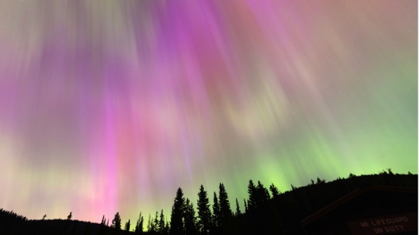 2024年5月11日，在加拿大不列顛哥倫比亞省曼寧公園可以看到北極光，俗稱北極光。 