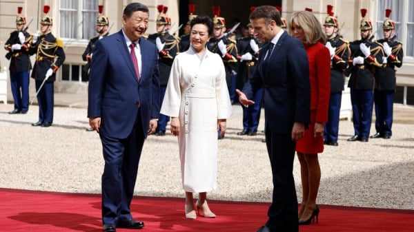 2024年5月6日，法国总统马克龙(Emmanuel Macron) 和夫人布丽吉特(Brigitte) 在巴黎爱丽舍宫总统府欢迎中国国家主席习近平(左) 和夫人彭丽媛。