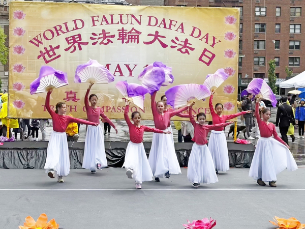女子中国古典舞蹈〈夏日紫荷〉（摄影/看中国/柳笛）