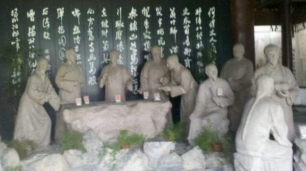 图为纪念馆的扬州八怪雕塑。扬州八怪纪念馆位于江苏省扬州市瘦西湖风景区。