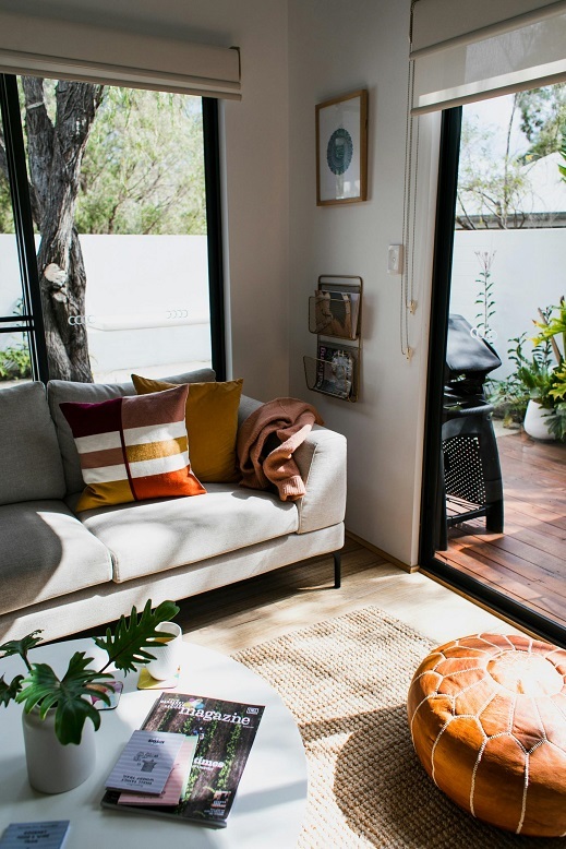 客廳若有充足的自然光線，即能夠增強陽氣，提升家庭的活力與運勢。